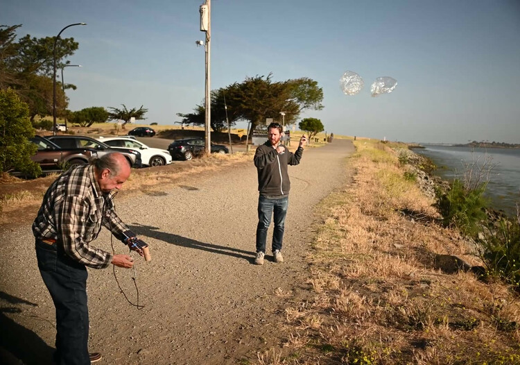 Martin W6MRR and Bryan KF6ZEO unspooling the 20m antenna. Picture by K6RGG